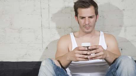 'Ciego' en la barra: 'Hechizado' por su móvil, no se percata del atraco en un bar de Brasil (VIDEO)