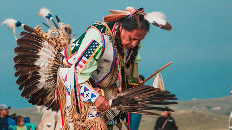 VIDEO: Impiden entrar a la Corte Suprema de EE.UU. a líder tribal por llevar un tocado tradicional