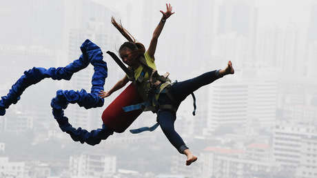 Modelo chilena acaba con collar cervical tras ser catapultada en el rodaje de un comercial (VIDEO)