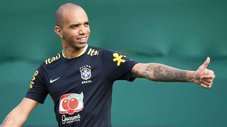 Suspenden a un futbolista brasileño por rascarse la cabeza mientras suena el himno de China