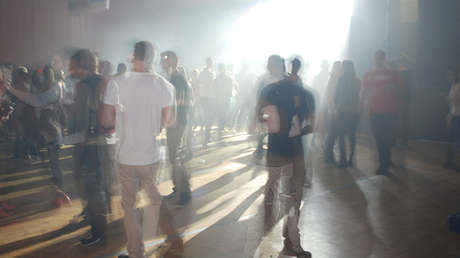 VIDEO: Mujer estrangula y deja inconsciente a portero de discoteca al creer que le palmeó el trasero