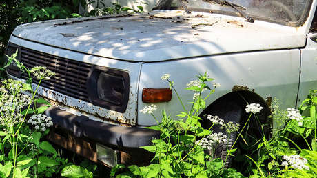 VIDEO: Sacerdote ucraniano irrumpe en un jeep en un cementerio y destroza varias tumbas