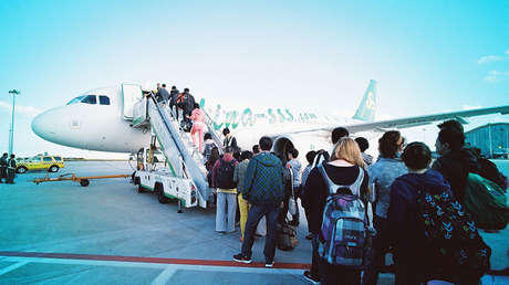 Estudio: Viajar en avión es una "vacuna natural" que protege a la humanidad de una pandemia mortal