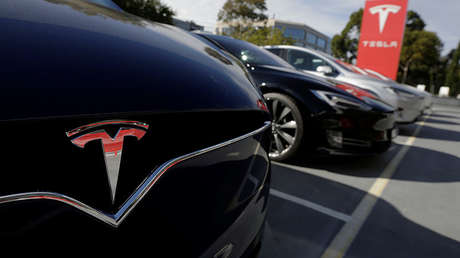 VIDEO: El dueño de un Tesla muestra cómo evitar ser multado en el aparcamiento