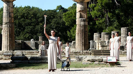 Turquía expulsa a su embajadora en Uganda por aparecer como Helena de Troya en acto oficial (FOTOS)