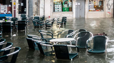 VIDEO: Ola gigante rompe ventanas y provoca caos en un restaurante italiano