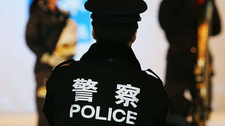 VIDEO: Un policía finge estar atado y salva a una rehén al lanzarse contra un criminal con cuchillo