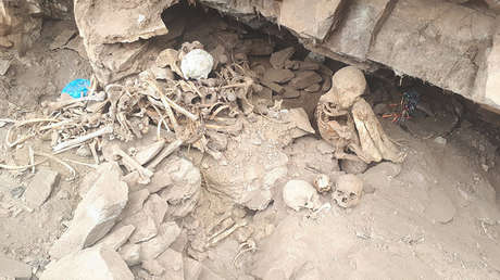 Saquean un cementerio prehispánico y apilan los huesos humanos en Perú