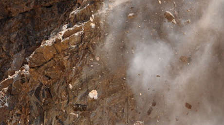 VIDEO: Pasajero graba cómo un gran deslizamiento de tierra está a punto de sepultar su autobús