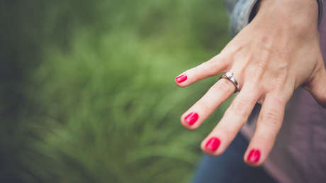 FOTO: Le proponen matrimonio y le coloca el anillo a su prima por no tener las uñas pintadas