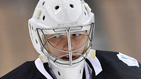 De cabeza: Un jugador de hockey ruso de la NHL ataja un tiro al arco 'imposible' (VIDEO)
