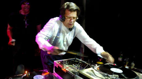 Un hombre de 69 años demanda a su Gobierno por negarse a hacerlo 20 años más joven