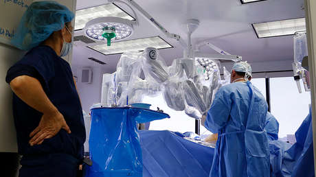 Investigan la muerte de un paciente británico tras una operación pionera con ayuda de un robot