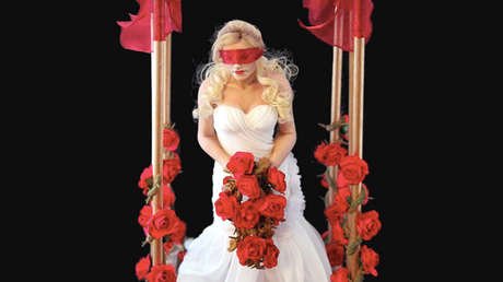 FOTOS, VIDEO: La artista brasileña que hace frente con su arte a la 'cotidiana' violencia doméstica