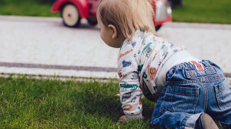 VIDEO: Una niña de 2 años sale ilesa tras ser atropellada por un automóvil