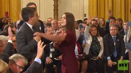 ¿Tocó el periodista a la becaria o al revés? La bronca de Trump a Acosta acaba en debate en la Red