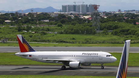 FOTO: Una azafata amamanta a un bebé de una madre que se quedó sin leche en pleno vuelo