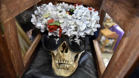 El Día de las Ñatitas en Bolivia: Cuando cráneos 'llevan' gafas de sol y están decorados con flores 