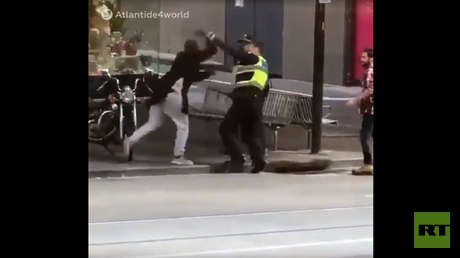 VIDEO: Momento exacto en que el terrorista de Melbourne ataca a los policías y le disparan