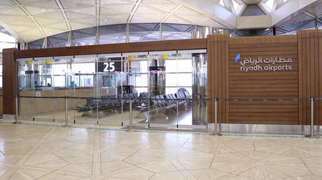 VIDEOS: Lluvias rompen el techo del mayor aeropuerto de Arabia Saudita e inundan calles