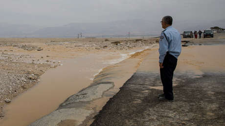 VIDEO: Captan el momento en que una autopista se divide en dos por un socavón en Israel