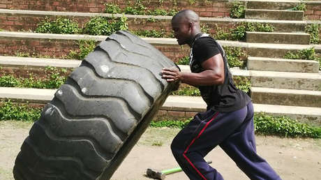 VIDEO: El infernal codazo giratorio de un luchador de MMA que noqueó hasta a los comentaristas