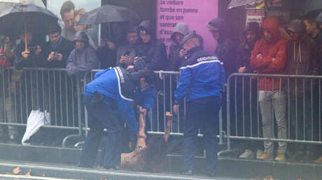 VIDEO: Tres activistas de Femen se lanzan en toples hacia a la caravana de Trump en París
