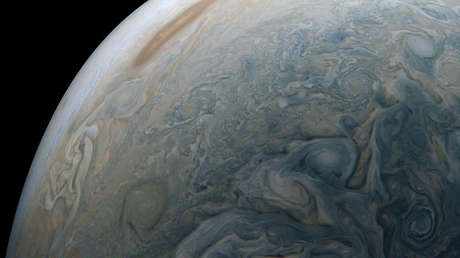 FOTO: La sonda espacial Juno de la NASA fotografía un "delfín" surcando las nubes de Júpiter