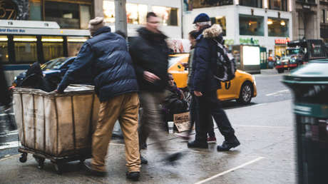 La vida de un sintecho que halló un dibujo original de Bambi en un basurero da un giro inesperado