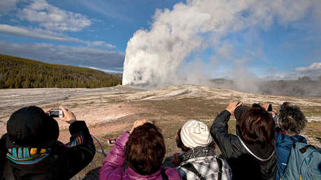 FOTO: Condenan a un turista por echar un vistazo a la boca de un peligroso géiser de Yellowstone