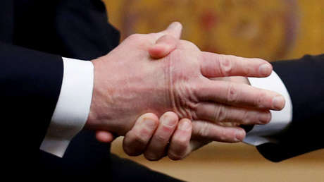 VIDEO: Macron "domina totalmente" a Trump en nueva ronda de apretones de manos y momentos incómodos