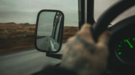 VIDEO: Un Land Rover se voltea a gran velocidad y cae en una zanja