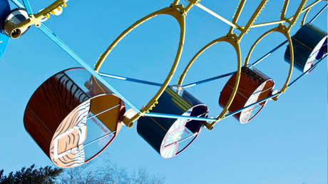 VIDEO: Una noria se sale de control y los pasajeros caen de las cabinas volcadas