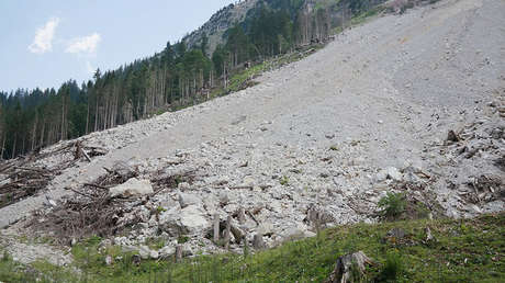 VIDEO: Un grupo de aldeanos evita a tiempo un peligroso deslizamiento