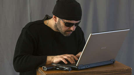 Un delincuente lanza una encuesta en Facebook para que sus amigos decidan si debe seguir a la fuga