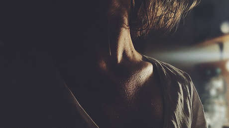 Se desmaya, cree sufrir un derrame cerebral, pero luego descubre que fue estrangulada por su colega