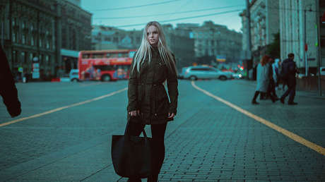 "Tuve que mirar dos veces": Una incómoda ilusión óptica 'desnuda' a esta mujer en plena calle (FOTO)
