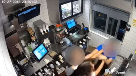 VIDEO: Una mujer irrumpe en un McDonald's y ataca al gerente por falta de bolsitas de kétchup