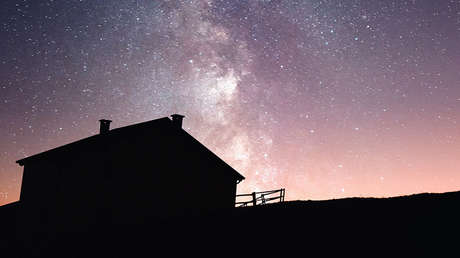 "Bicho raro": Descubren una inmensa galaxia 'fantasma' junto a la Vía Láctea