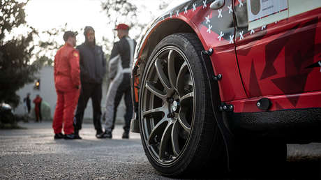 VIDEO: Un coche arrolla las puertas de un garaje justo cuando dos jubilados estaban tras ellas