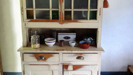 Encuentra 95.000 euros en un mueble y casi inmediatamente se deshace de ellos