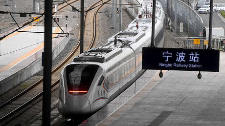 VIDEO: Momento exacto en que una mujer se arroja a las vías del tren tras discutir con su novio