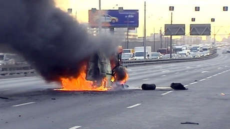 VIDEO: Una furgoneta con garrafas de gas explota en una autopista de Moscú