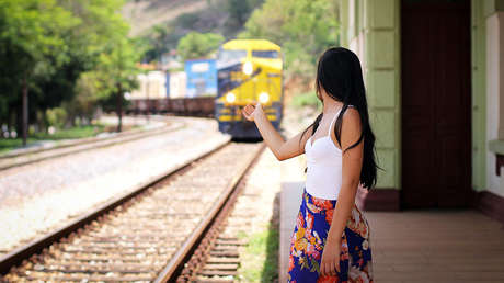 "Ninguna gracia": Salta a la vía justo antes de que llegue el tren para asustar a su novio (VIDEO)
