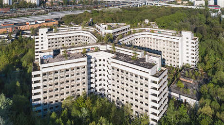 Hogar de satanistas, vagabundos y locos: Demuelen en Moscú el 'hospital maldito' abandonado (VIDEOS)