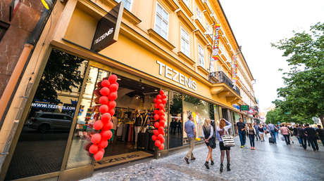 "Promoción gratuita": Una cadena de moda entrevista a desempleadas en un escaparate de Madrid