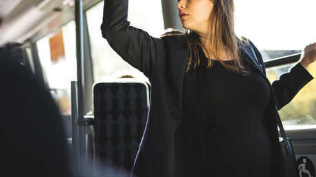 Mujer se niega a ceder el lugar a una embarazada en un autobús y el video se hace viral