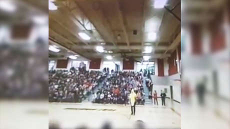 VIDEO: Director de escuela le pide a una estudiante "sostener su plátano"