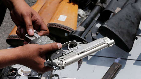 A mano armada y en una bici: Asalta a una mujer en plena calle en la Ciudad de México (VIDEO)