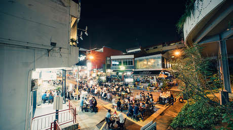 VIDEO: Pelea campal entre turistas ebrios y meseros en una taquería de Acapulco